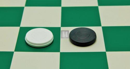 Checkers pieces in plastic - 36mm.