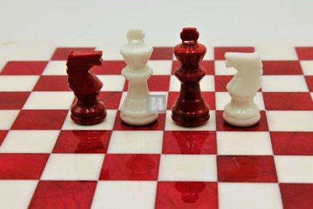 Scacchi in alabastro bianco/rosso cm 37x37 (solo scacchi, no scacchiera)