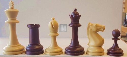 'Staunton':  tournament plastic chess pieces: beige/brown