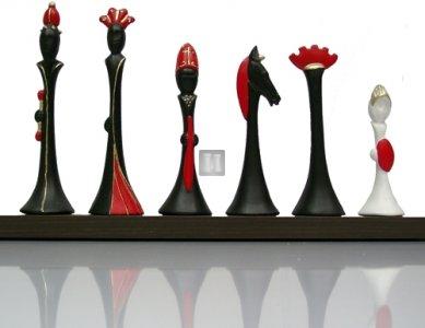'Modigliani' chess pieces by Nigri Scacchi