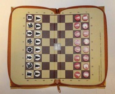 Magnetic chess set: flat pieces