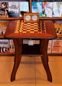 Tavolino scacchistico in legno, mogano e acero