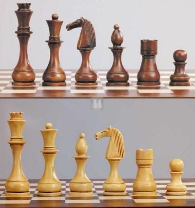 Superbe grand jeu d'échecs NIGRI poussière de marbre. Peint à la main